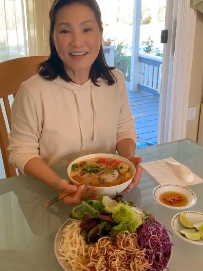 Xếp hàng ở Mỹ mua cá về nấu bún, vợ cũ Quang Minh còn dụ được trai lạ nấu theo