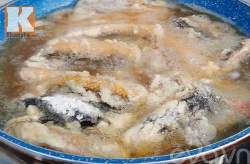 Xuýt xoa món lươn chiên sả ớt cay nóng