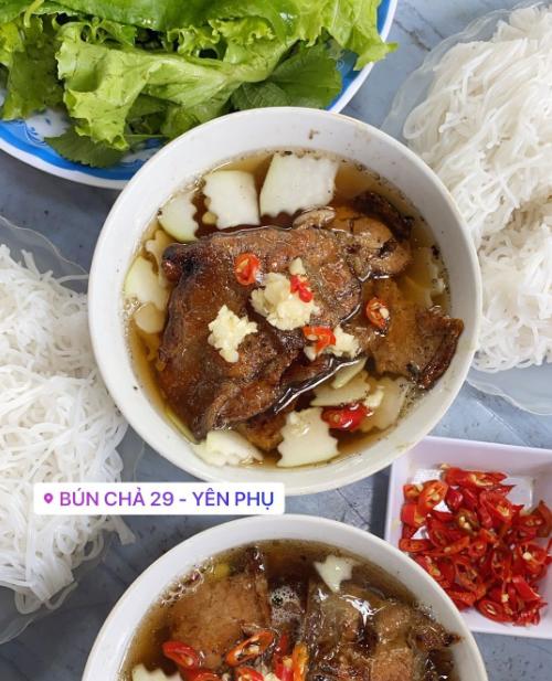 Yến Trang - Yến Nhi 'ăn không kịp thở' ở Hà Nội