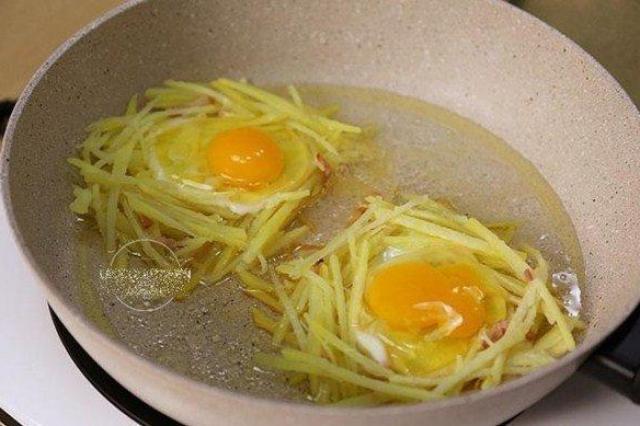 Bánh trứng khoai tây vừa đẹp mắt lại đủ chất dinh dưỡng cho cả nhà