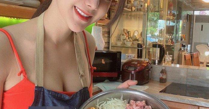 Diệp Lâm Anh và sao Việt đẹp gợi cảm vào bếp, fan mải ngắm quên cả món ăn