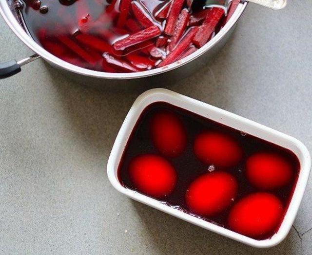 Nhuộm hồng cho trứng từ loại củ quen thuộc để bữa sáng thêm lãng mạn