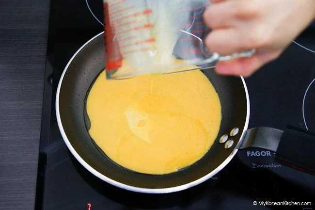 Làm trứng cuộn cơm kiểu Hàn thơm ngon miễn chê, cả nhà ai cũng thích