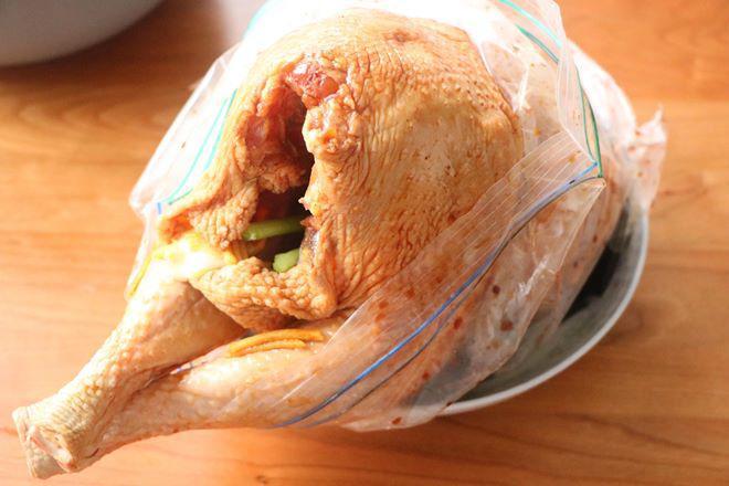 Thả con gà vào nồi cơm điện, 40 phút sau được món ai cũng tưởng đầu bếp làm