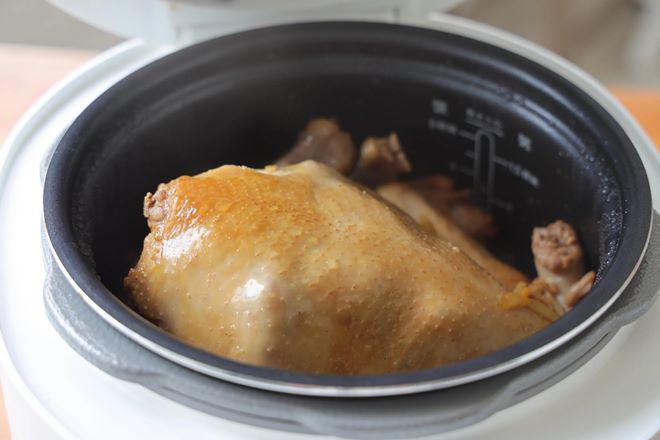 Thả con gà vào nồi cơm điện, 40 phút sau được món ai cũng tưởng đầu bếp làm