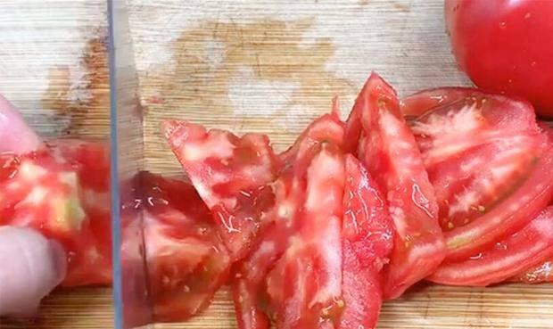 Không cần dùng nước sôi để lột vỏ cà chua, học chiêu này 10 giây là bóc xong vỏ