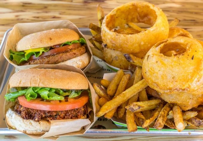 Vì sao khoai tây chiên thường được phục vụ chung với burger