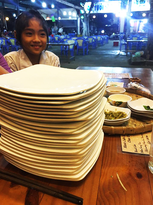 Ăn bánh ướt chồng đĩa miền Trung ở Sài Gòn