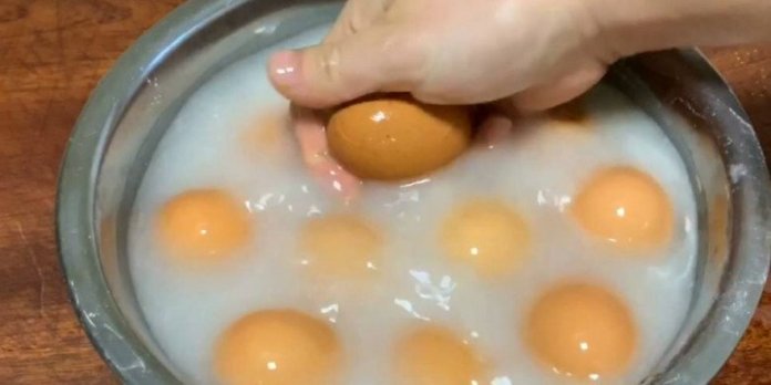 Luộc trứng đừng cho vào nồi ngay, ngâm trong nước này cho sạch, không mất vệ sinh