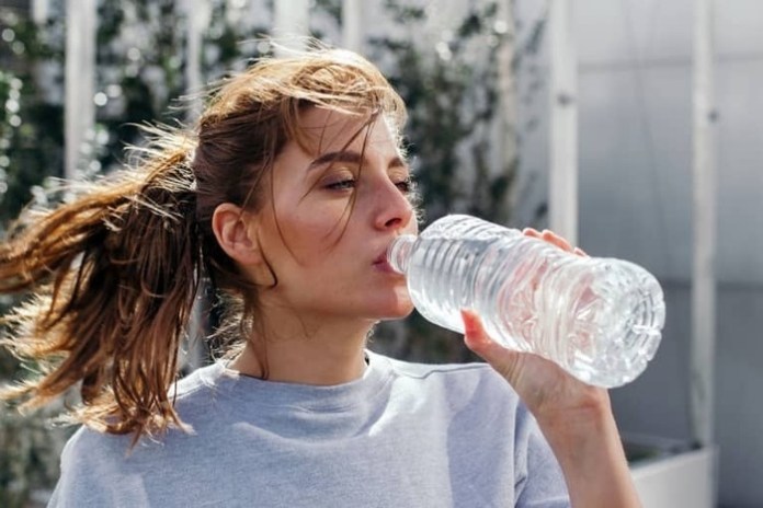 Tại sao chai nước lọc lại có hạn sử dụng?