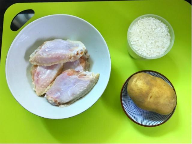 Thả thịt gà và khoai tây vào nồi gạo, 20 phút sau được bữa ngon không cần nấu nhiều món