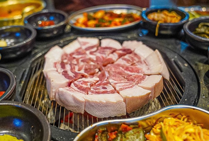 Vì sao người Hàn không lật thịt nướng quá 3 lần