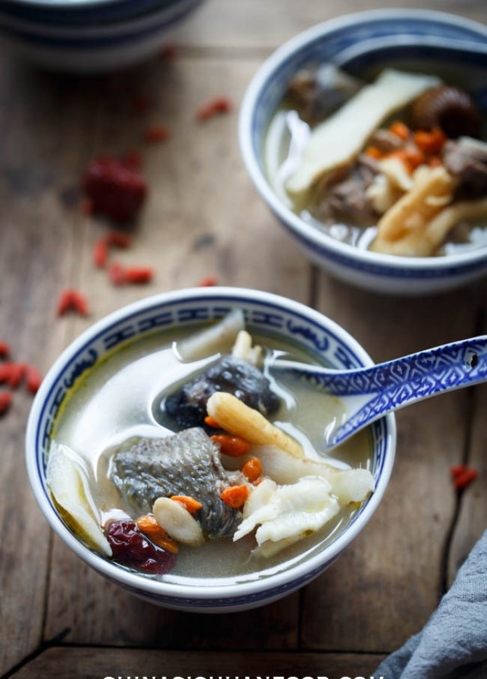 Học cách làm súp gà thảo mộc thơm ngon tăng đề kháng, nâng cao sức khỏe trong diễn biến dịch bệnh tăng cao