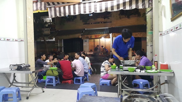 Lẩu đầu cá hồi giá vỉa hè, chất lượng nhà hàng ở Sài Gòn