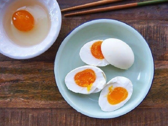 Mách bạn 3 cách làm trứng muối khô - ướt - siêu tốc đơn giản tại nhà