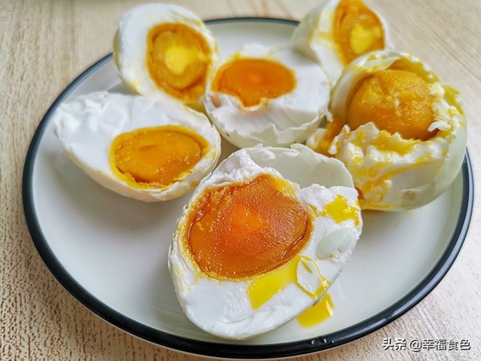 Mách bạn 3 cách làm trứng muối khô - ướt - siêu tốc đơn giản tại nhà