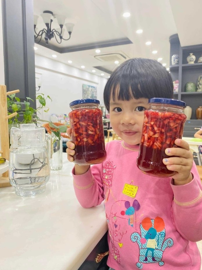 MC Minh Trang chia sẻ cách làm siro dâu tây cho các con, đơn giản mà ngon ngọt không kém cạnh ngoài hàng