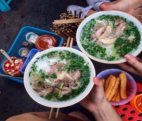 Những quán ăn không biển hiệu vẫn đông khách ở Hà Nội