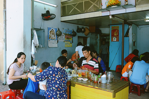 Quán bánh canh gần 20 năm nổi tiếng ở Nha Trang
