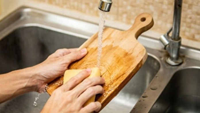 Rửa thớt chỉ bằng nước không thể loại sạch vi khuẩn, tận dụng những nguyên liệu sẵn trong bếp này mới khử trùng mạnh