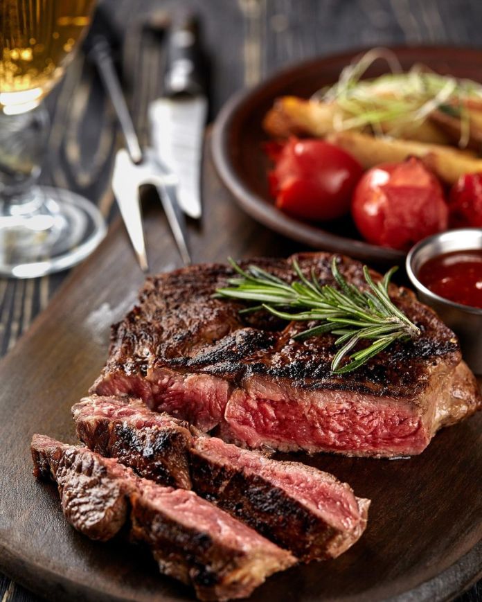 Vì sao lá hương thảo thường ăn kèm steak kiểu Âu