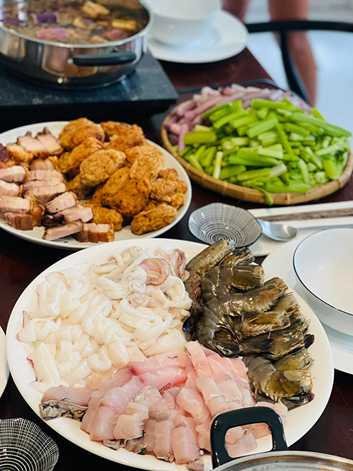 Bằng Lăng ship rau từ Việt Nam sang Singapore nấu lẩu mắm