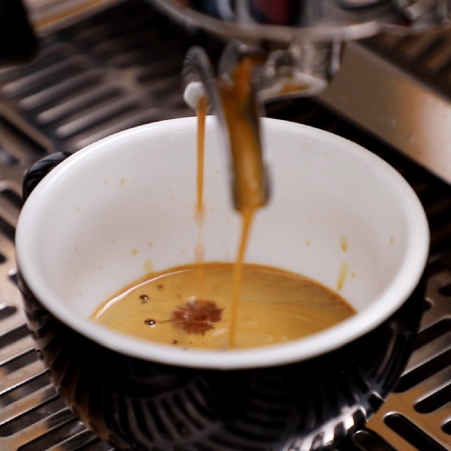 Cách pha latte art chuẩn Barista