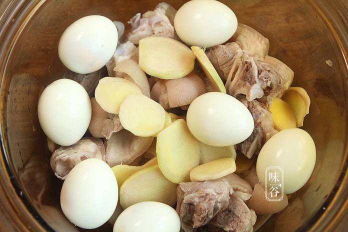 Giò heo kho trứng làm theo cách của người Trung Quốc, thịt mềm nhừ, màu đỏ om cực hấp dẫn