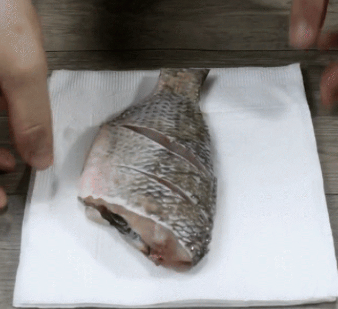 Thủ thuật rán cá đỉnh cao: da giòn, thịt thơm mềm, không lo bắn dầu
