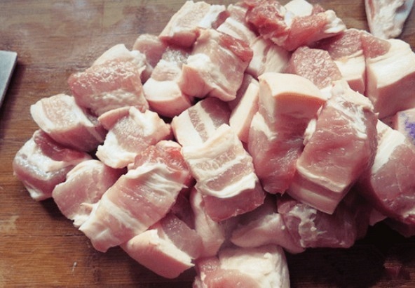 Nấu thịt kho, thêm nước lạnh hay nóng, nhiều người làm sai khiến thịt ăn mất ngon