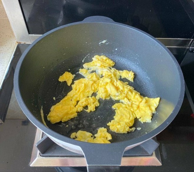 Rang cơm trứng kiểu này 10 phút là xong ngay, màu đẹp, vị còn ngon hơn ngoài hàng