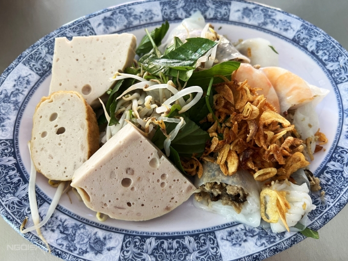 Gợi ý food tour bình dân no 'đẫy bụng' từ sáng đến đêm ở Sài Gòn