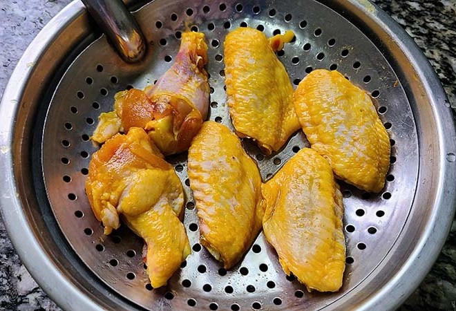 Cách làm cánh gà nướng muối kiểu Quảng Đông siêu đỉnh, da vàng, thịt thấm mềm