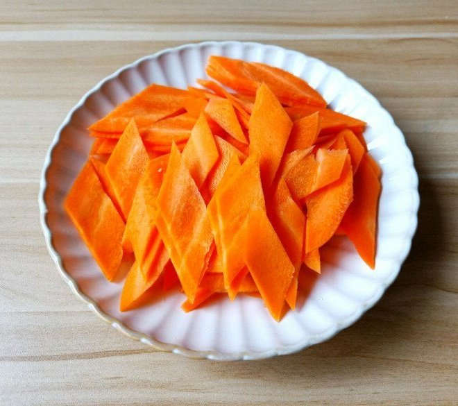 Bò xào cà rốt lại cho thêm thứ rau phơi khô này thơm nức mũi, 10 người ăn 11 người nói 