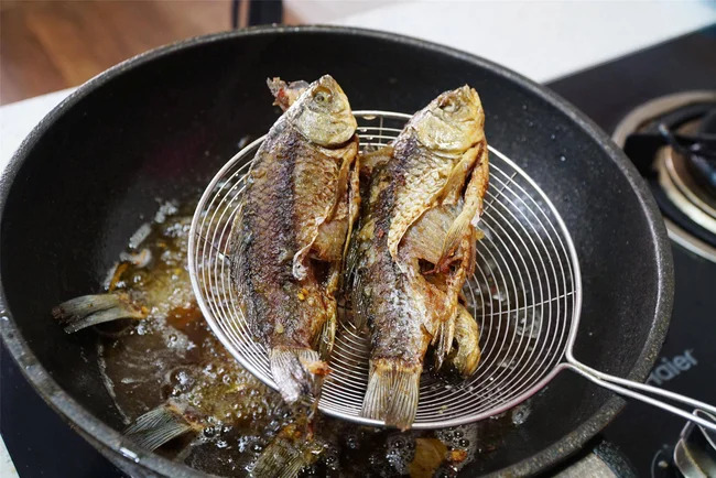 Bí quyết chọn cá diếc ngon làm món cá kho đượm vị hao cơm