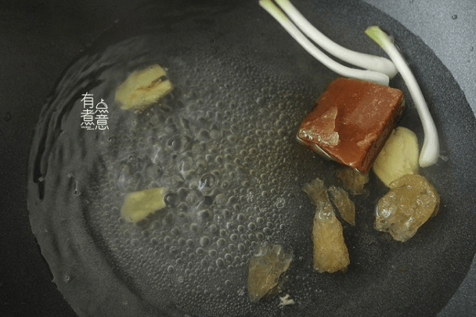 Cách làm món gà sốt xì dầu kiểu Quảng Đông cực đơn giản, da giòn thịt mềm ngon bất bại