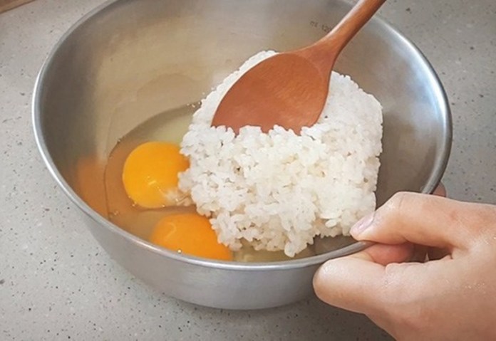 Làm cơm rang trứng đừng dại cho ngay vào chảo, nhớ thêm bước này đảm bảo cơm lên màu vàng ươm săn chắc 10 mẻ ngon như 10