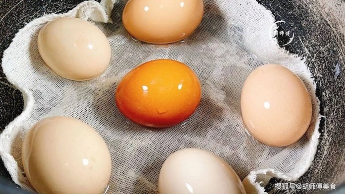 Mẹo luộc trứng cực róc vỏ với nồi cơm điện