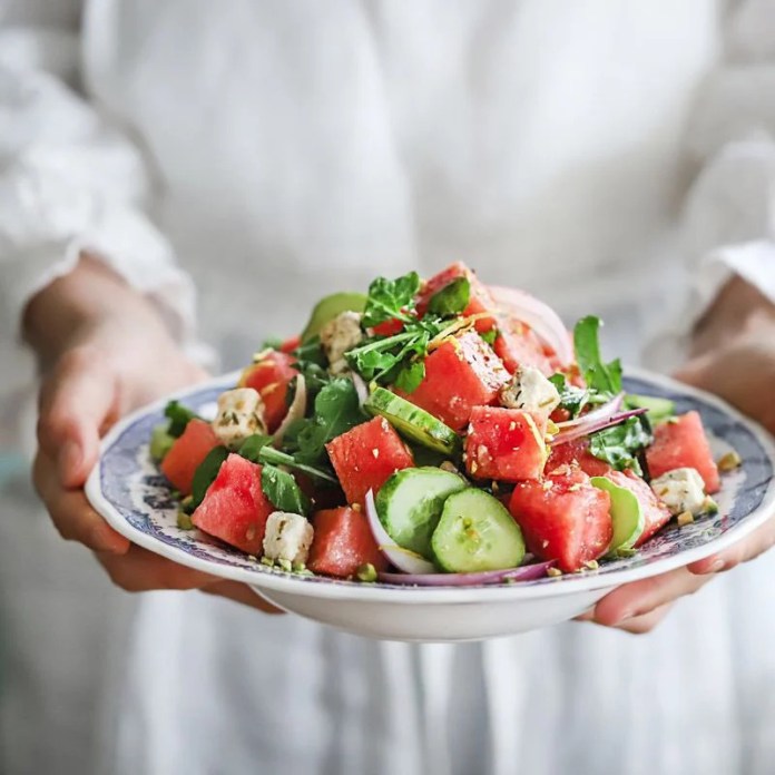 Cách làm món salad kiểu Địa Trung Hải giải nhiệt ngày hè