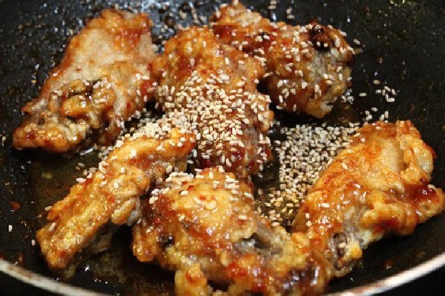 Cánh gà rán tẩm mè kiểu Hàn Quốc