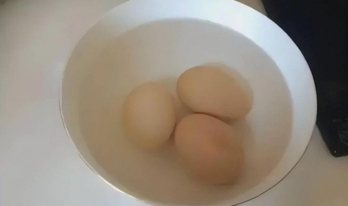 Luộc trứng dùng nước sôi hay nước lạnh đều sai bét, nhớ 5 điểm này, luộc xong chỉ chạm nhẹ là vỏ tự bong