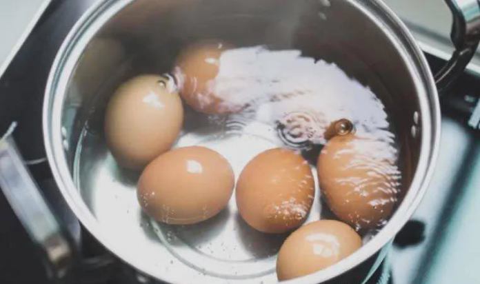 Luộc trứng dùng nước sôi hay nước lạnh đều sai bét, nhớ 5 điểm này, luộc xong chỉ chạm nhẹ là vỏ tự bong