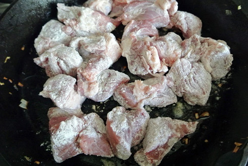 Thịt lợn hầm mơ khô bằng nồi Slow cooker