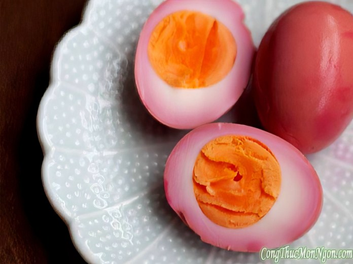 Trứng ngâm chua ngọt màu hồng tự nhiên