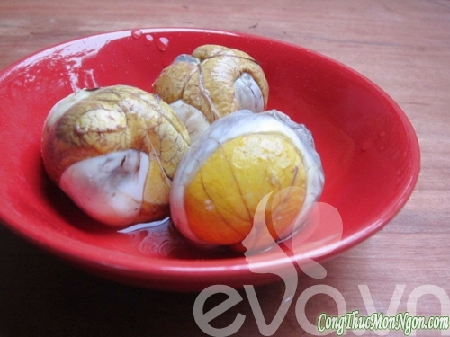 Trứng vịt lộn hầm ngải cứu bổ dưỡng