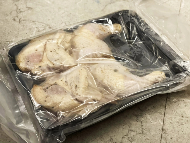 Chấm điểm 2 loại gà ướp sẵn xốt nướng: Hương vị, chất lượng thịt ra sao?
