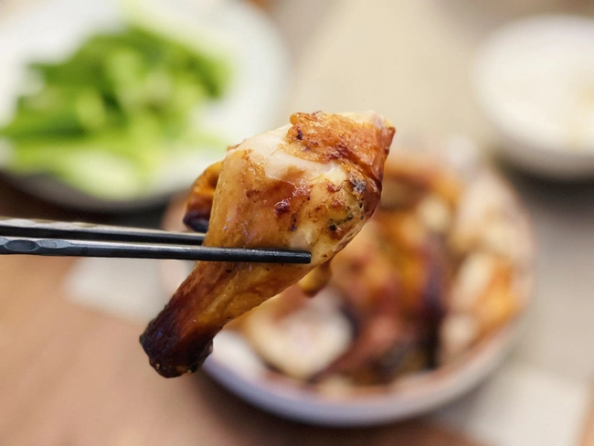 Chấm điểm 2 loại gà ướp sẵn xốt nướng: Hương vị, chất lượng thịt ra sao?