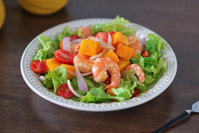 2 món salad tôm ngon miệng dễ làm lại phù hợp với người ăn kiêng giảm cân