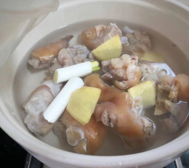 Canh chân giò hầm hạt đậu nành - Món canh ngon bổ không nên bỏ qua vào mùa thu