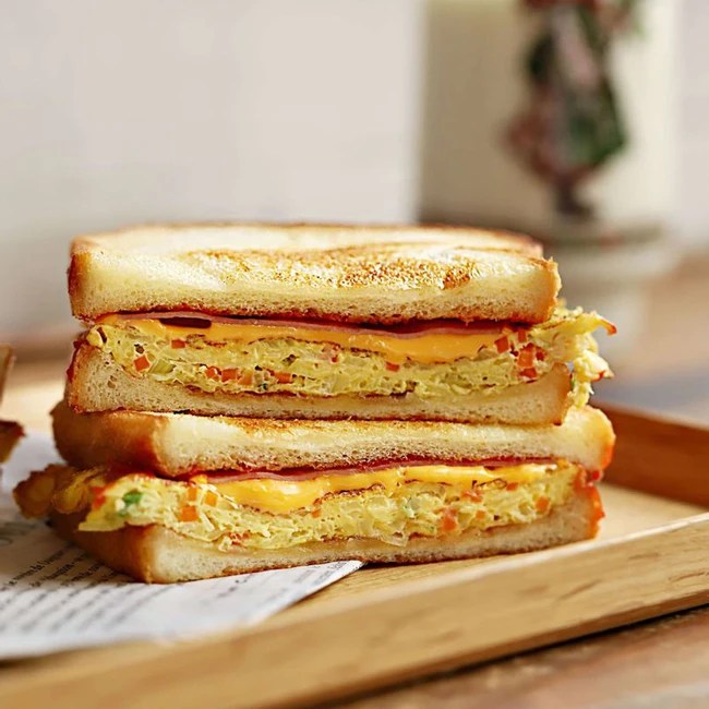 Chỉ mất khoảng 10 phút bạn sẽ có món bánh mì nướng bắp cải trứng cho bữa ăn sáng ngon tuyệt